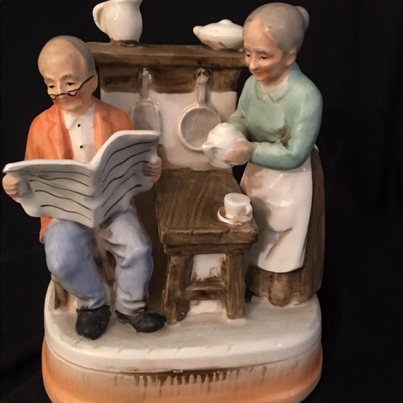 Vintage Grandma & Grandpa Music Box - Picture 2 of 5